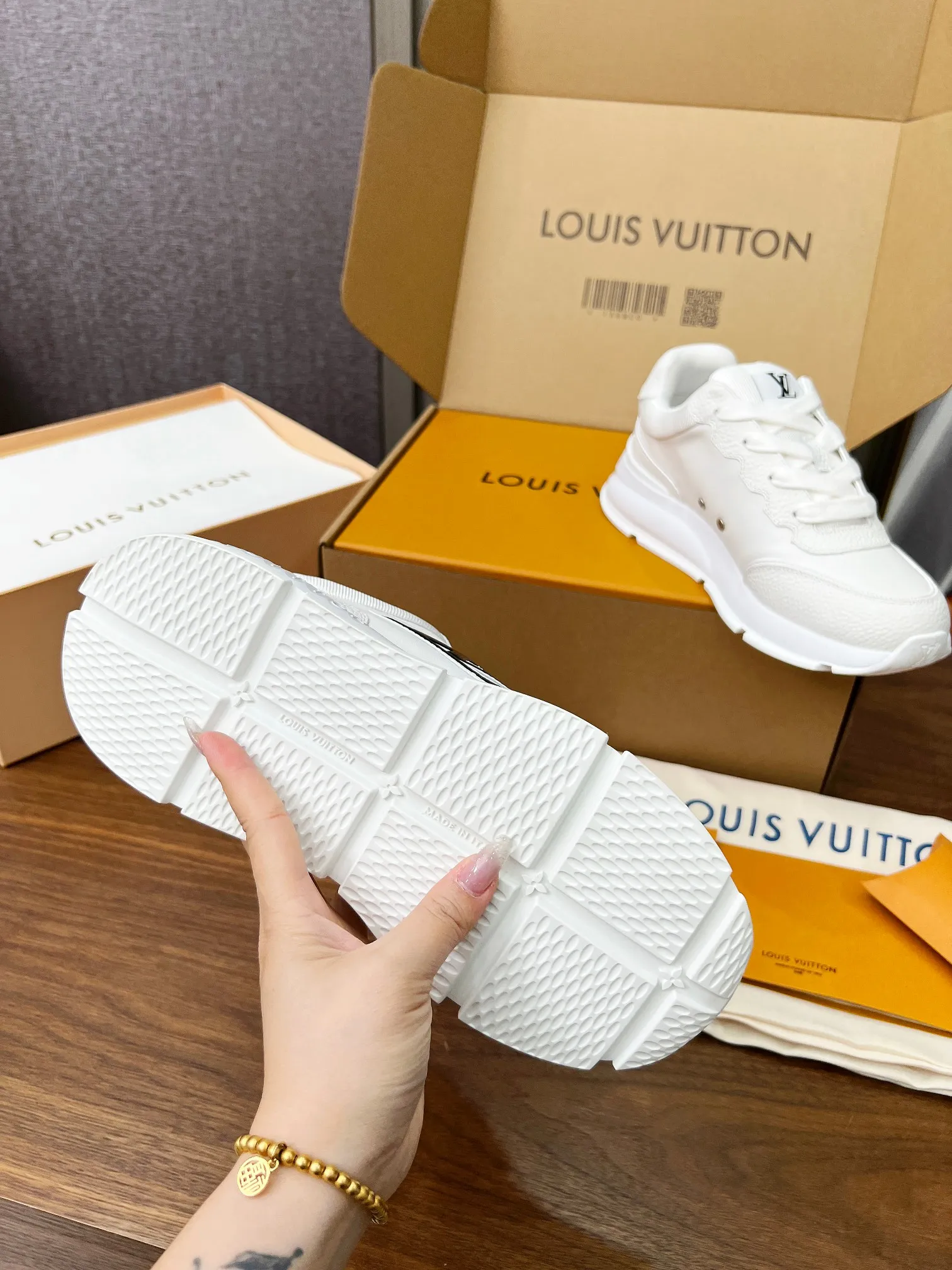 👟👟Ex-factory price 680👟👟 Men's size +10 LV Louis Vuitton L Jialu brand thick-soled casual couple sneakers🔥🔥🔥 Made of smooth cow leather and elegant design, can be easily integrated into various styles. The eye-catching LV letters are marked on the side of the shoe, and the lightweight rubber outsole is embellished with the Vuitton logo ▪️ Sole thickness: 4CM. The counter specializes in the latest casual shoes and new hard goods 🆕 ❥Purchase level! Full of high-end feel! A popular model among bloggers at home and abroad, it’s retro and fashionable and looks amazing on your feet! Wear a lot of happiness! The official website’s main recommendation★ ▪️Upper: Original custom-made imported calfskin fabric ▪️Inner lining: breathable gauze imported from Italy ▪️Outsole: rubber foam ➕tpu high-end outsole ▪️Shoe size: women’s 35-41, (women’s 41 is custom-made). Men's clothing 39-46 (45-46 customized).